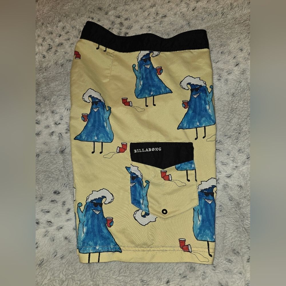 Billabong Men's Blue Wave Xmas Theme Yellow Swim Shorts - Picture 3 of 5